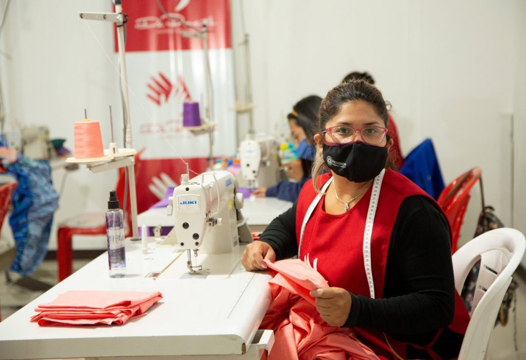 De Prati capacita a mujeres en técnicas de confección