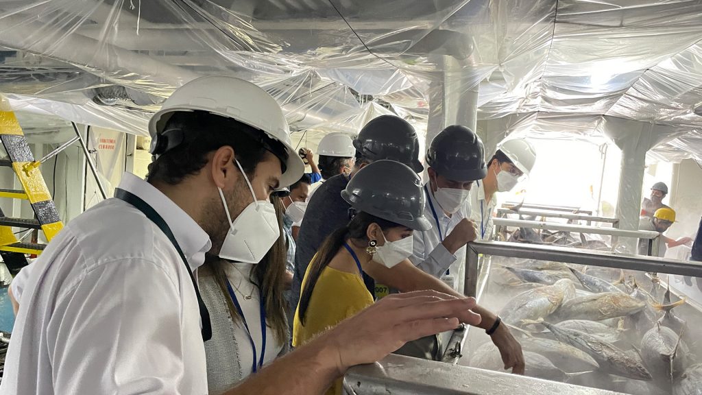 Ministro de Producción visitó empresas atuneras