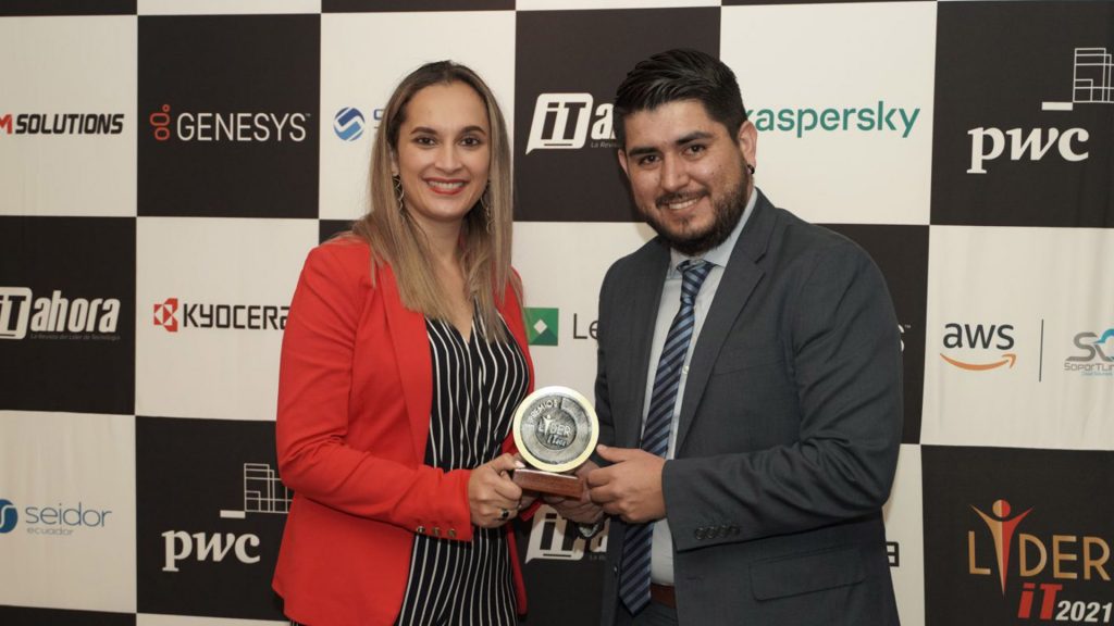 La plataforma Vertismed de Medicamenta Ecuatoriana, recibió el premio Líder IT Ecuador 2021, que otorga la Revista IT Ahora