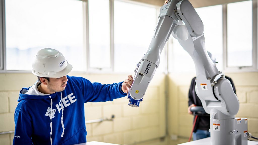 La UTPL y EPSON construyen laboratorio de robótica