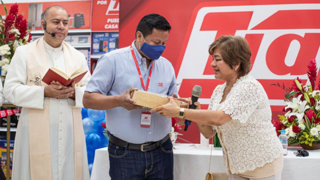 Tía inaugura nuevos locales en la costa
