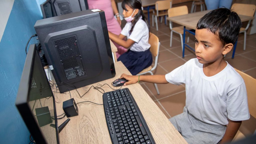Valdez aporta en la transformación de la educación