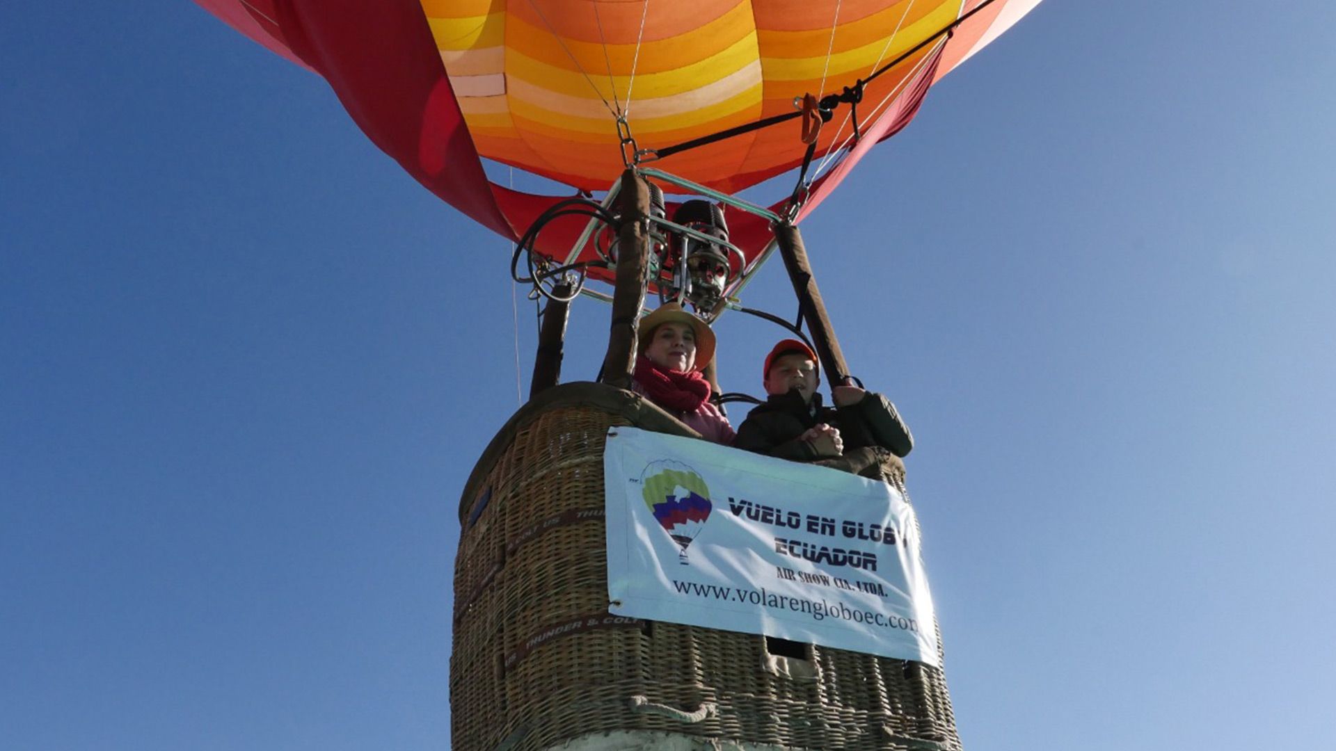 Vive la Mitad el Mundo desde el aire