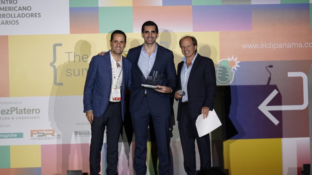 ¡El premio es para Thalía Victoria!