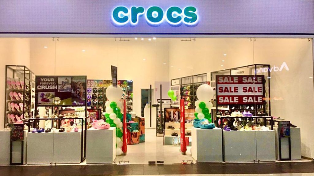 Crocs se reinventa con reapertura de su tienda