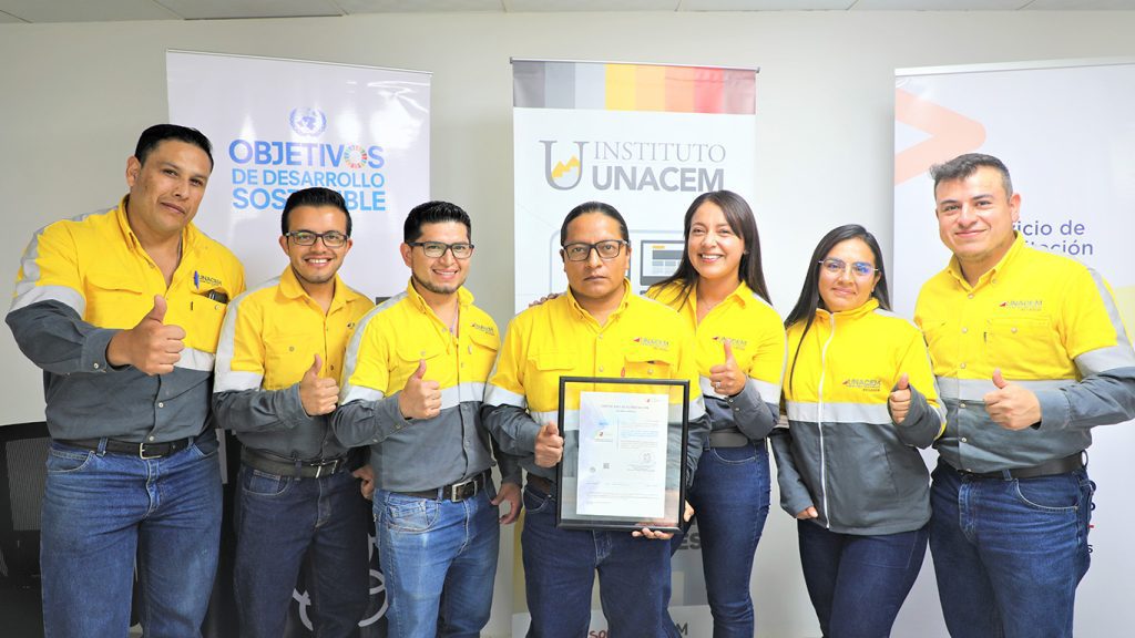 Empresa productora de cemento recibe acreditación internacional
