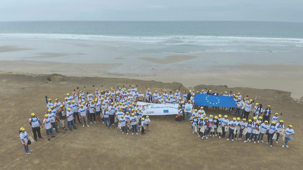 UE continúa iniciativa ambiental para limpiar las playas