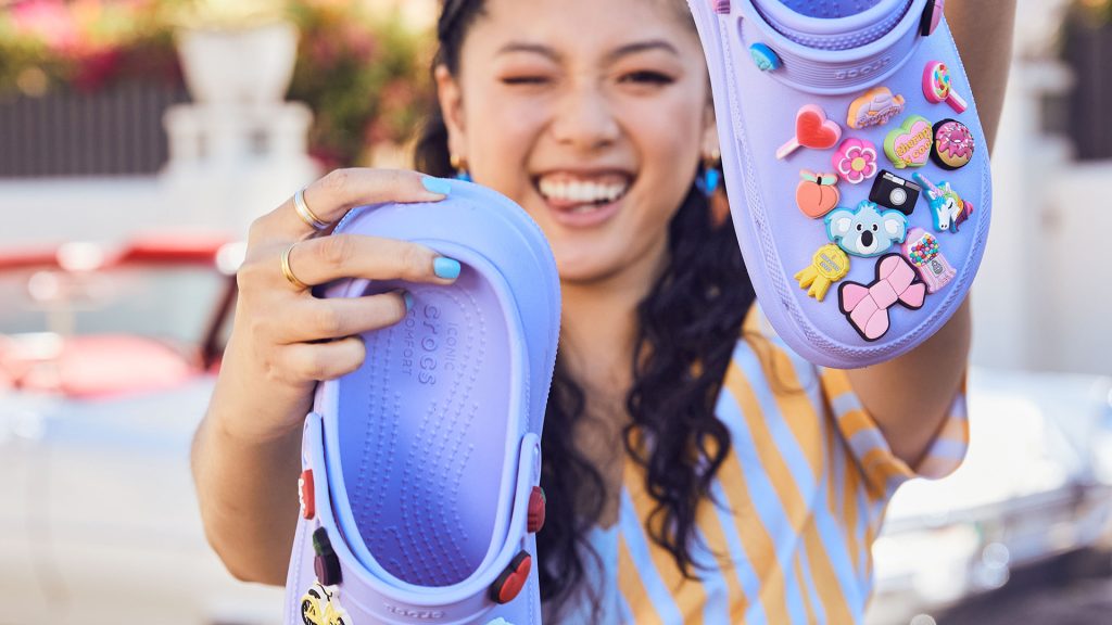 Crocs inicia el año con grandes liquidaciones