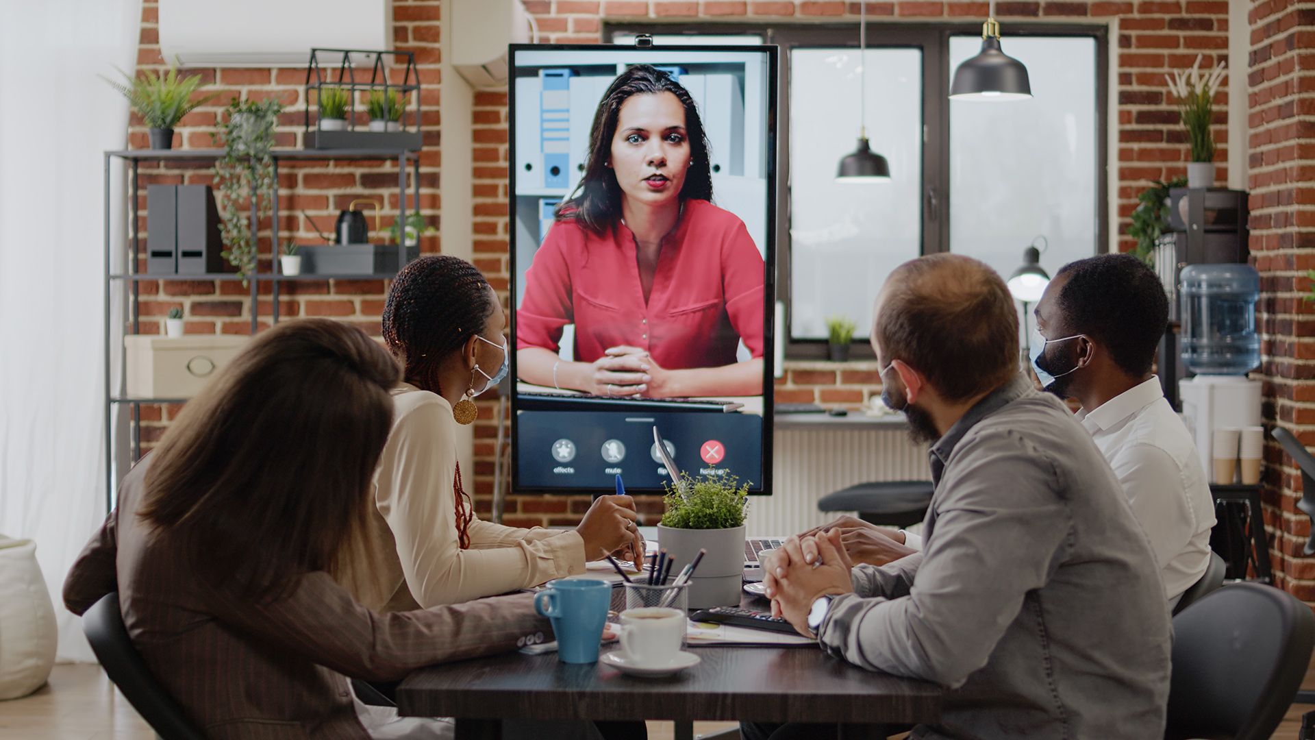 colegas-reunidos-mujer-videoconferencia-usando-videoconferencia-remota-monitor-empresarios-que-trabajan-videoconferencias-linea-pandemia-covid-19