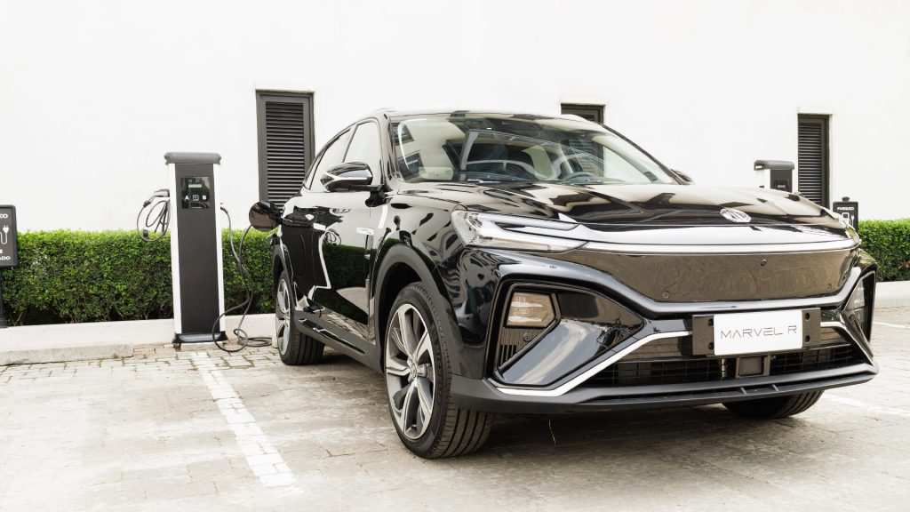 Induwagen inaugura parqueo con carga eléctrica