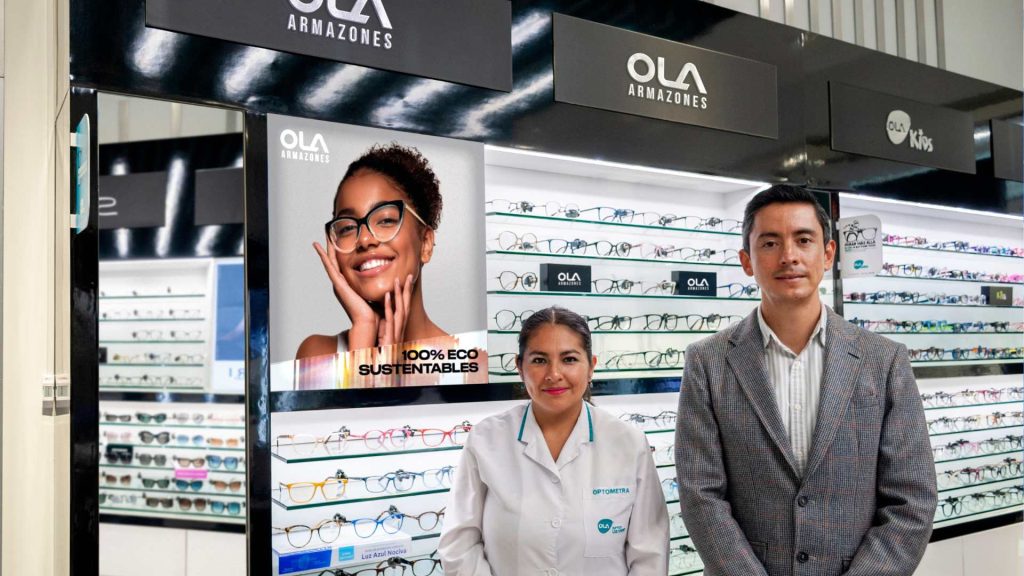 Pie de foto: Patricia Parrales, Optómetra; y Sergio Olivo, Jefe de Marketing de Óptica los Andes.