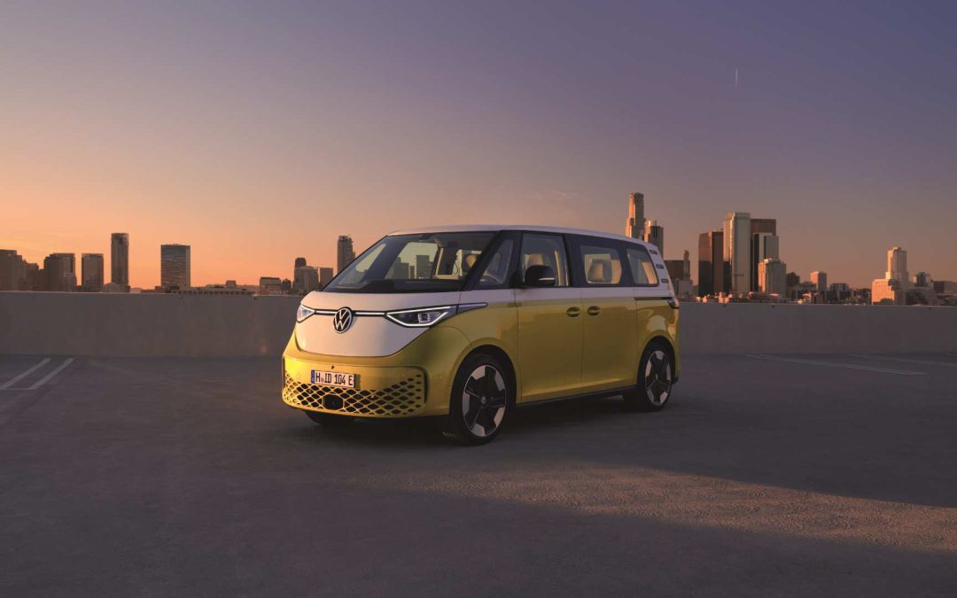 Un carro eléctrico, hecho con plástico reciclado del océano