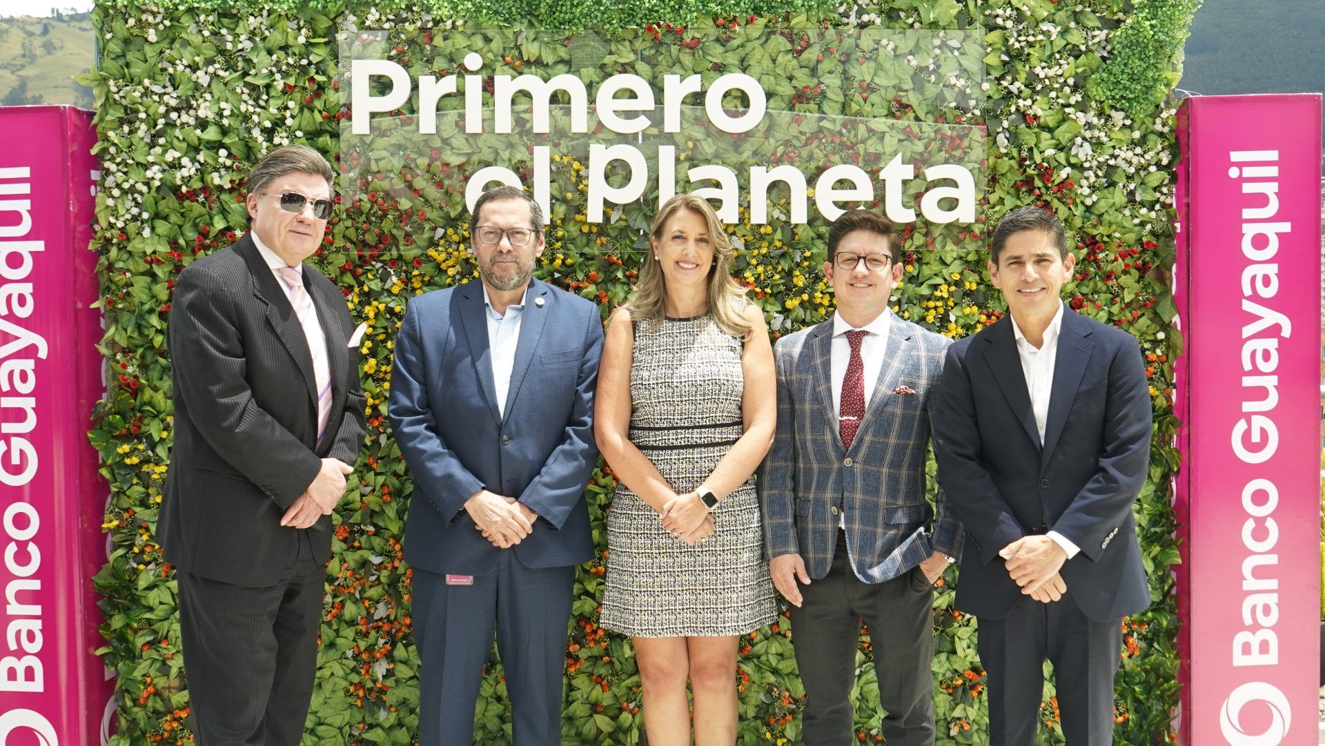 FOTO 2 – Wilson Araque Jaramillo, Miguel Vareles, Caridad Serrano, Humberto Moreno, Jorge David Balladares Banco Guayaquil presenta su 11° Reporte Integrado de Sostenibilidad