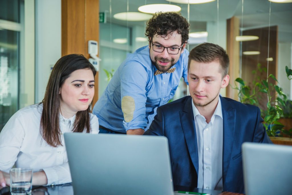 Cómo el software personalizado impulsa el Retorno de Inversión en PYMES