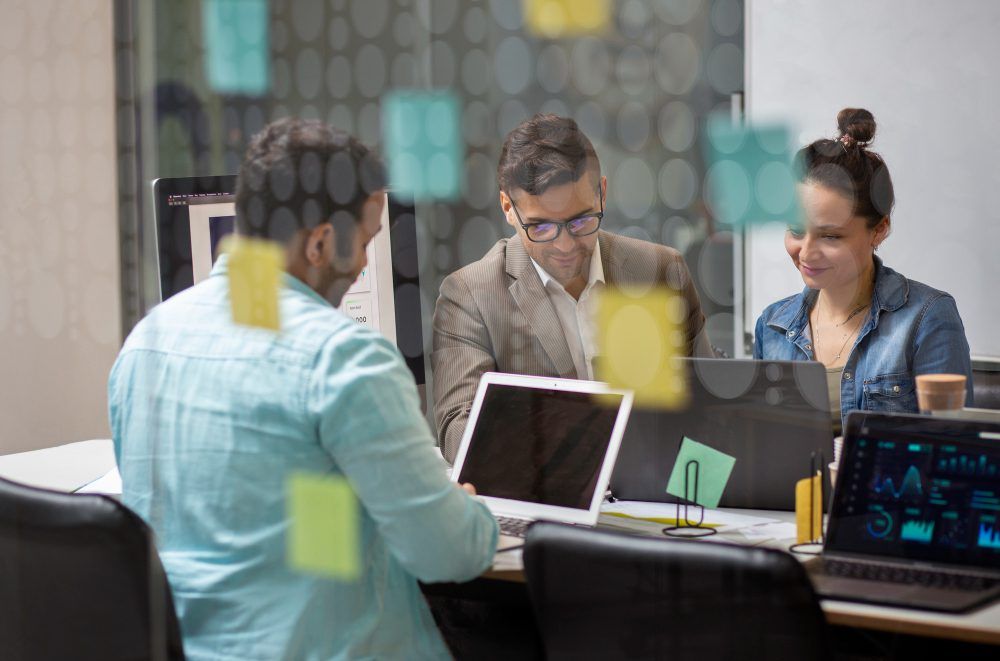 Equipo de Pulpo.ec realizando una consultoría técnica para la creación de software a medida para empresas.